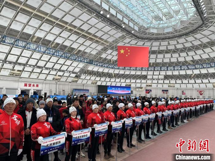 哈尔滨开赛的2024大众速度滑冰公开赛：国际裁判