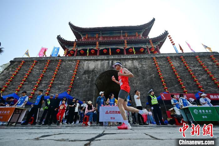 清晨发令枪响，中外选手穿越千年古城开启2024荆