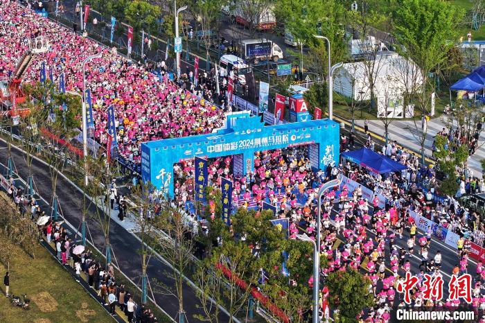 清晨发令枪响，中外选手穿越千年古城开启2024荆