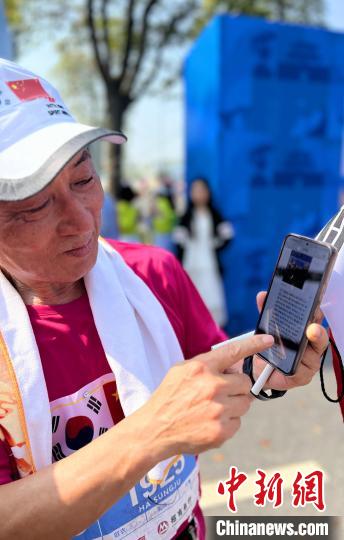 清晨发令枪响，中外选手穿越千年古城开启2024荆