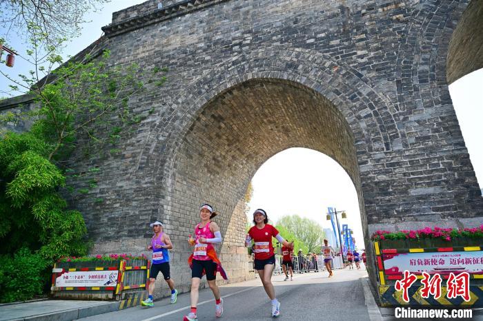 清晨发令枪响，中外选手穿越千年古城开启2024荆
