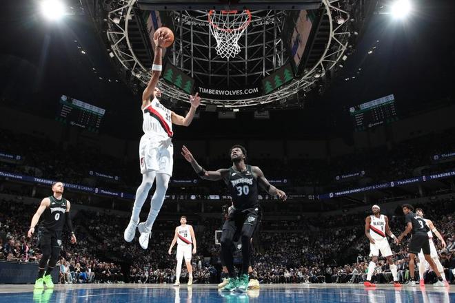 开拓者险胜森林狼终结对手连胜 杨瀚森缺席成关