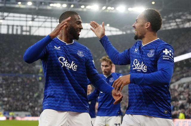 切尔西客场惨败埃弗顿遭遇四连败 争五大战格局