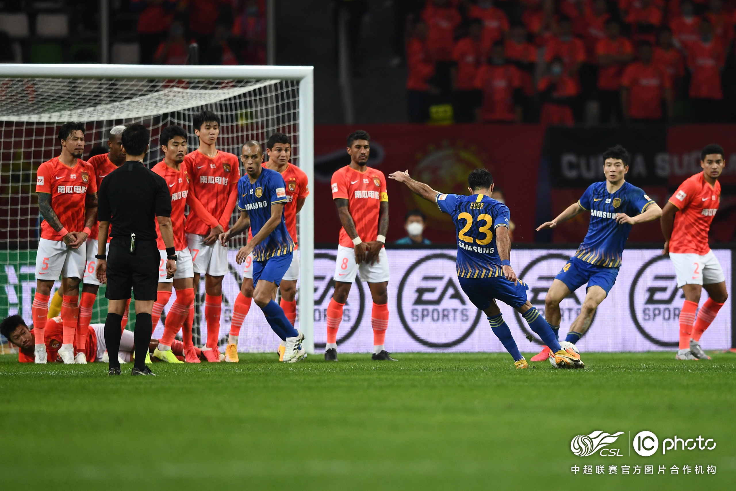 江苏苏宁力克恒大首夺中超冠军