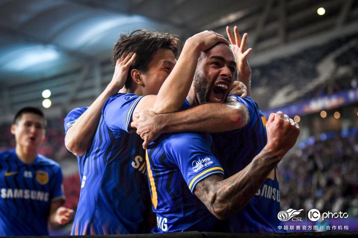 江苏苏宁力克恒大首夺中超冠军