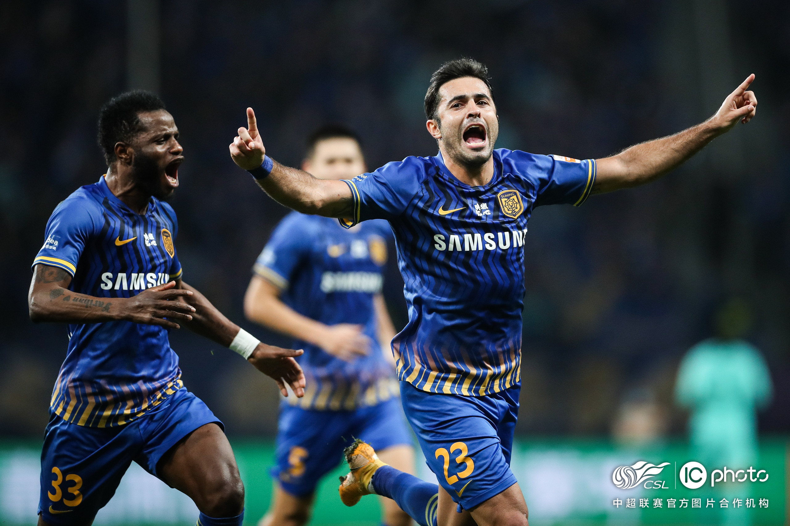 江苏苏宁力克恒大首夺中超冠军