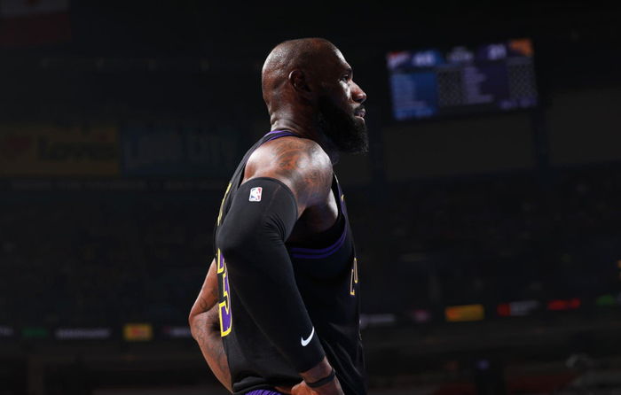 湖人客场惨败雷霆防守崩盘东契奇伤退