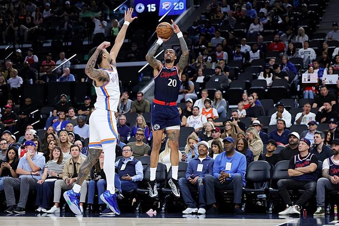 雷霆力克快船锁定西部第一 科林斯12+9+3抢断引关