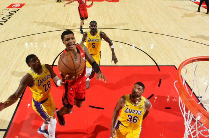 湖人客场力克火箭大比分3-0领先 詹姆斯斯玛特联